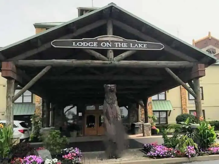 lodge at darien lake entrance