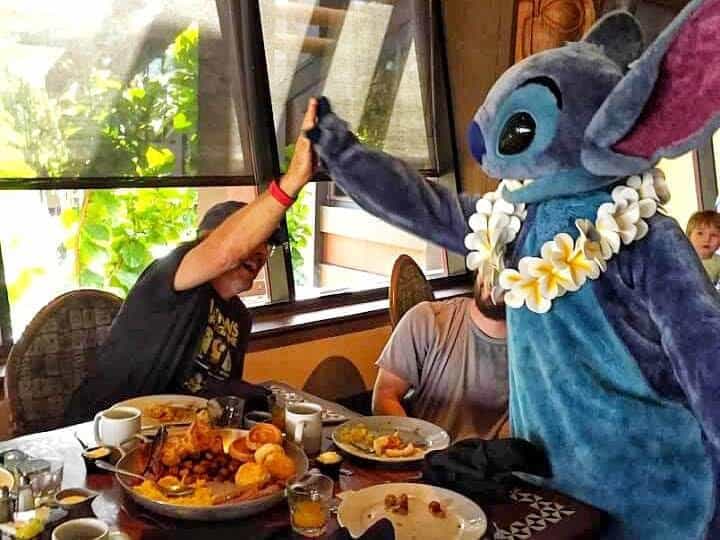 meeting stitch at ohana disney world