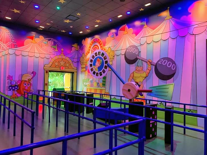 queue for toy story mania
