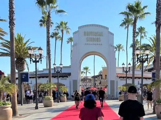 entrance to universal studios hollywood