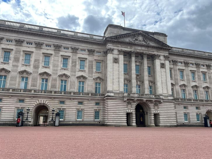 first time to europe itinerary buckingham palace