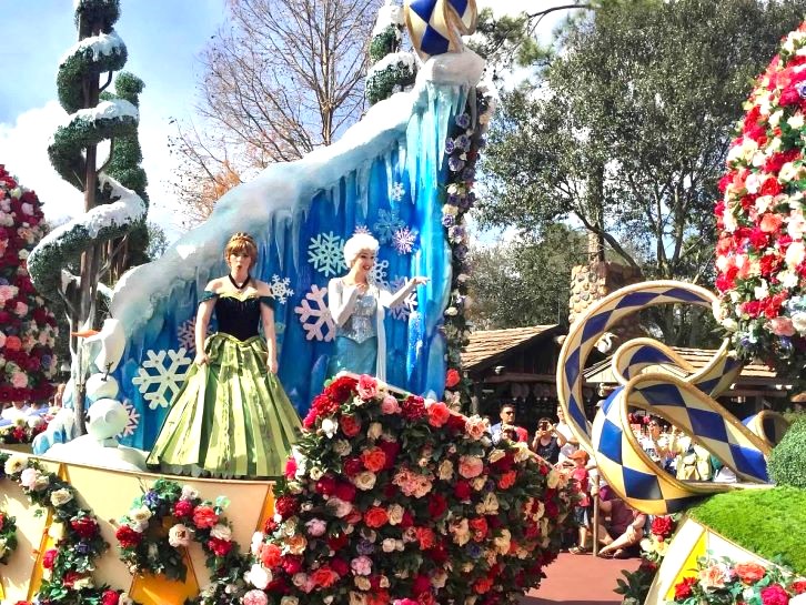 princess anna and elsa at magic kingdom parade