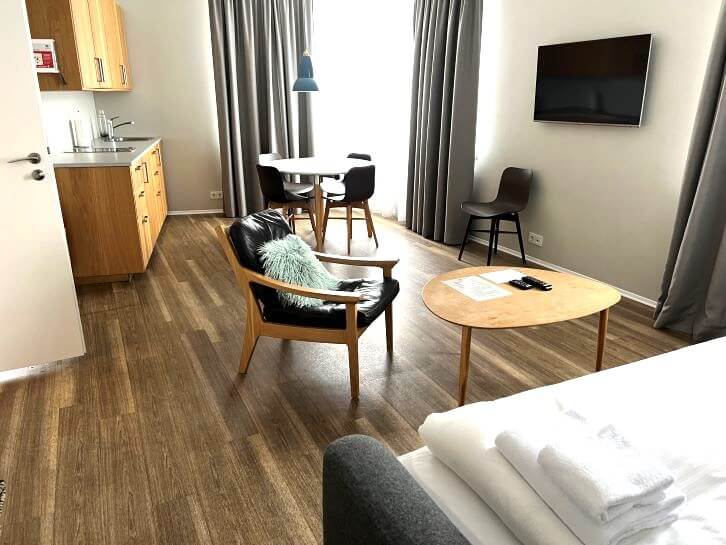 sitting area at hotel odinsve apartments