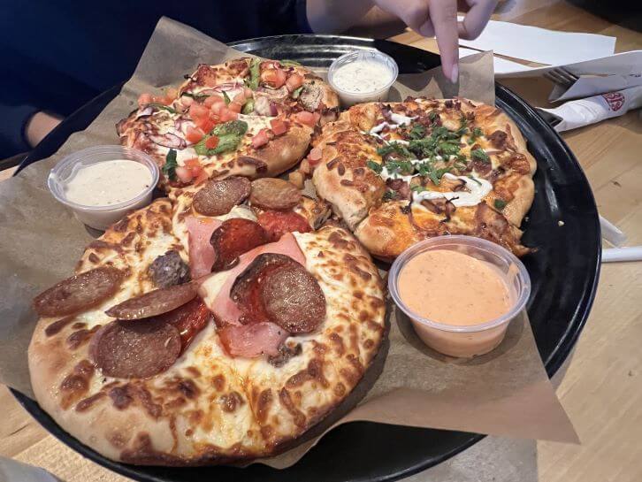 boston pizza dinner clifton hill