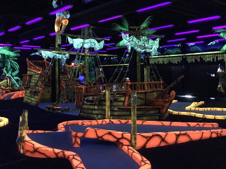 mini golf at magicquest pigeon forge