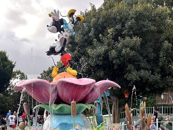 mickey and minnie fountain at toontown disneyland