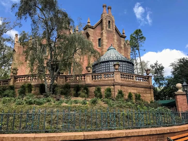 haunted mansion at magic kingdom at walt disney world