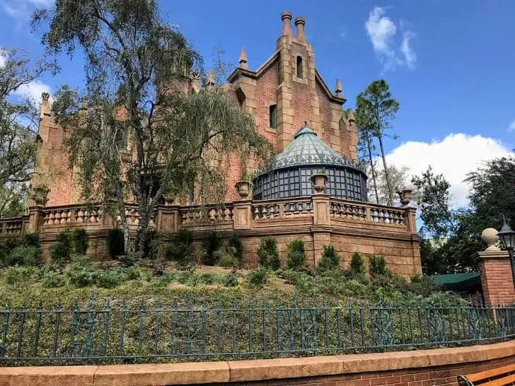 haunted mansion at magic kingdom at walt disney world