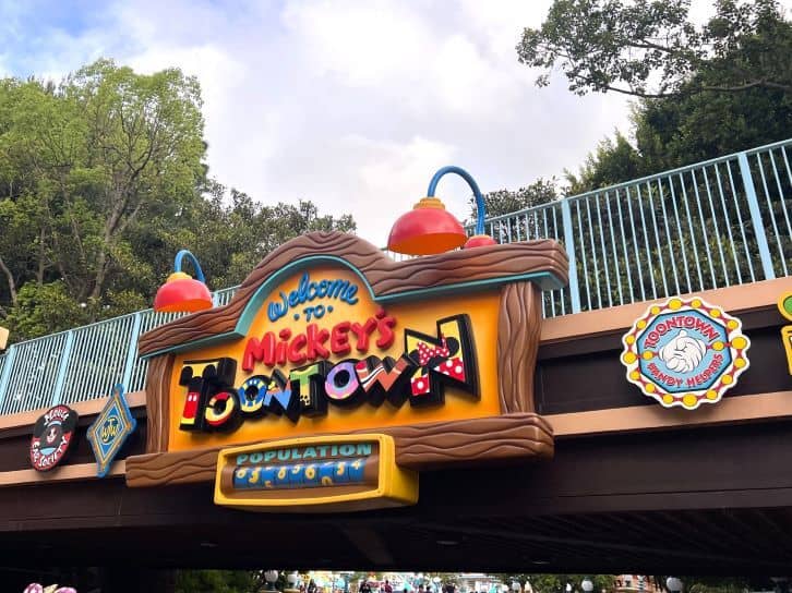 entrance to toontown at disneyland california
