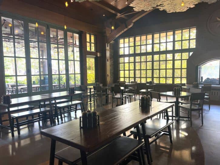 interior oak and star tavern epic universe