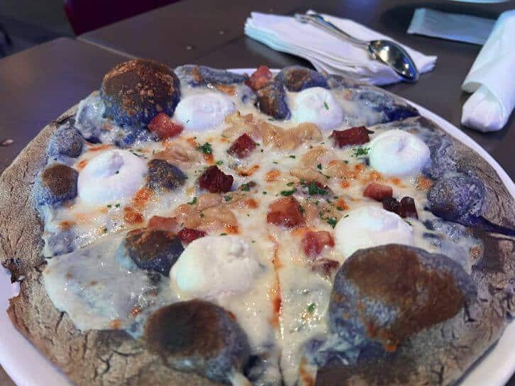pizza lunare at pizza moon epic universe